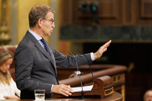 El líder del PP y candidato a la Presidencia del Gobierno, Alberto Núñez Feijóo, interviene durante el pleno de investidura del líder del Partido Popular, en el Congreso de los Diputados, a 27 de septiembre de 2023, en Madrid (España). El presidente del P