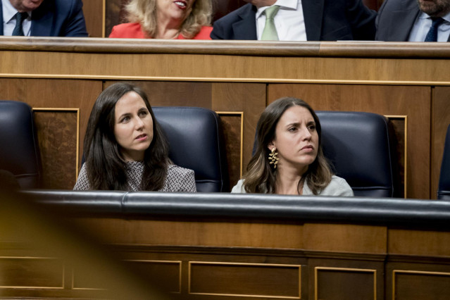 La ministra de Derechos Sociales en funciones, Ione Belarra (i), y la ministra de Igualdad, Irene Montero (d), durante la sesión del debate de investidura del líder del PP, en el Congreso de los Diputados, a 26 de septiembre de 2023, en Madrid (España).