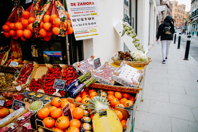 Archivo - Piezas de frutas y hortalizas en una frutería