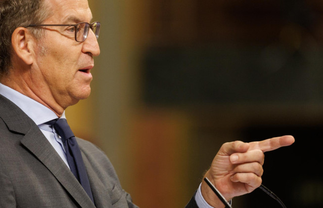 El líder del PP y candidato a la Presidencia del Gobierno, Alberto Núñez Feijóo, bebe agua durante la segunda sesión del debate de investidura del líder del Partido Popular, en el Congreso de los Diputados, a 27 de septiembre de 2023, en Madrid (España).