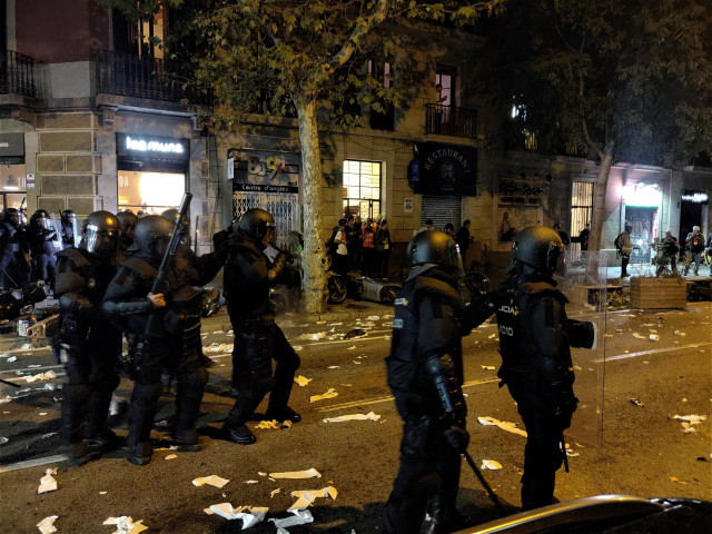 Archivo - Antidisturbios de la Policía Nacional ante manifestantes por la sentncia del procés en la zona de la Conselleria de Interior