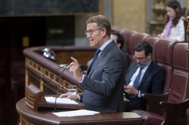 El líder del PP y candidato a la Presidencia del Gobierno, Alberto Núñez Feijóo, interviene durante el pleno de investidura del líder del Partido Popular, en el Congreso de los Diputados, a 27 de septiembre de 2023, en Madrid (España). El presidente del P