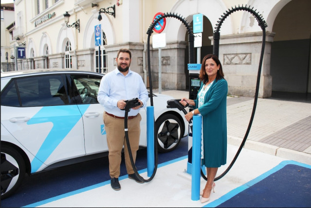 El CEO de Zunder, Daniel Párez, y la concejala de Espacio Público y Barrios de Vitoria, Beatriz Artolazabal, inauguran el proyecto de electrificación de Zunder en Vitoria.
