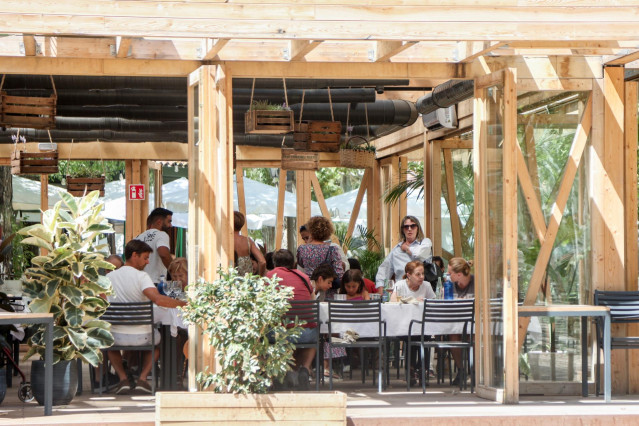 Archivo - Varias personas disfrutan de la hostelería en las terrazas de las inmediaciones del lago de la Casa de Campo, a 21 de agosto de 2022, en Madrid (España).