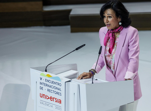 Archivo - La presidenta del Banco Santander, Ana Botín, interviene durante el V Encuentro Internacional de rectores Universia, en la Ciudad de las Artes y las Ciencias, a 9 de mayo de 2023, en Valencia, Comunidad Valenciana (España).