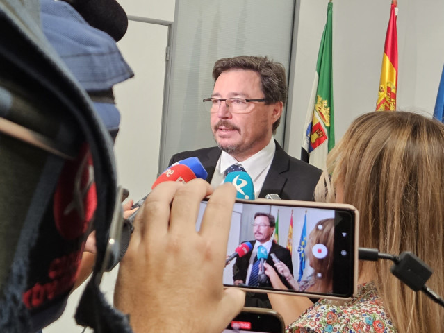 El consejero de Economía, Empleo y Transformación Digital, Guillermo Santamaría, atiende a los medios de comunicación.