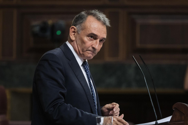 El portavoz parlamentario de Izquierda Unida y diputado del Grupo Plurinacional Sumar, Enrique Santiago, durante la primera sesión del debate de investidura del líder del PP, en el Congreso de los Diputados, a 26 de septiembre de 2023, en Madrid (España).