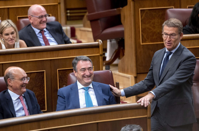 El líder del PP y candidato a la Presidencia del Gobierno, Alberto Núñez Feijóo (d), durante el pleno de investidura del líder del Partido Popular, en el Congreso de los Diputados, a 27 de septiembre de 2023, en Madrid (España). El presidente del PP y can