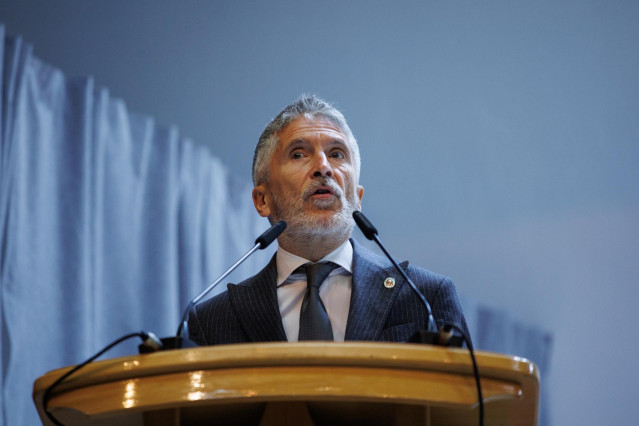 El ministro del Interior en funciones, Fernando Grande-Marlaska, interviene durante el acto central de celebración de la festividad de la Merced en el Centro Penitenciario Madrid VI, a 22 de septiembre de 2023, en Aranjuez, Madrid (España).