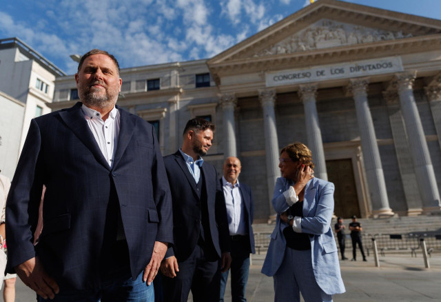 (I-D) El líder de ERC, Oriol Junqueras; el portavoz de ERC en el Congreso, Gabriel Rufián y la diputada de ERC Montserrat Bassa, a su llegada al Congreso de los Diputados para presenciar la sesión plenaria en la se aprueba el uso de las lenguas cooficiale