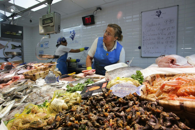 Archivo - Un puesto de venta de alimentos en un mercado de Lugo (Galicia)