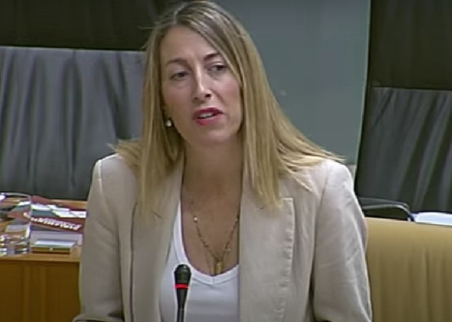 Archivo - La presidenta de la Junta, María Guardiola, en el pleno de la Asamblea
