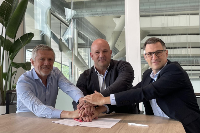 Archivo - El presidente de Volkswagen Group España Distribución, Francisco Pérez Botello, ha firmado junto al director de recursos humanos y organización, Ricardo Bacchini, y al presidente del comité de empresa, Juan Manuel de la Corte, el tercer convenio
