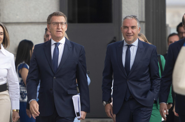 El líder del PP y candidato a la Presidencia del Gobierno, Alberto Núñez Feijóo (i), y el coordinador General del Partido Popular, Elías Bendodo (d), a su llegada a la primera sesión del debate de investidura del líder del PP. (Foto de archivo).