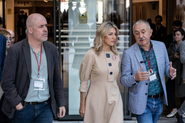 (I-D) El secretario general de CCOO, Unai Sordo; la vicepresidenta segunda y ministra de Trabajo y Economía Social en funciones, Yolanda Díaz, y el secretario general de UGT, Pepe Álvarez, asisten al Comité de Dirección de la CES