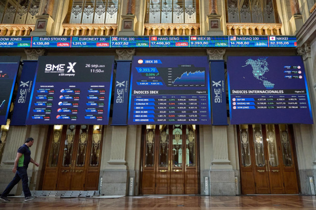 Varios paneles de valores del Ibex 35 en el Palacio de la Bolsa, a 26 de septiembre de 2023, en Madrid (España).