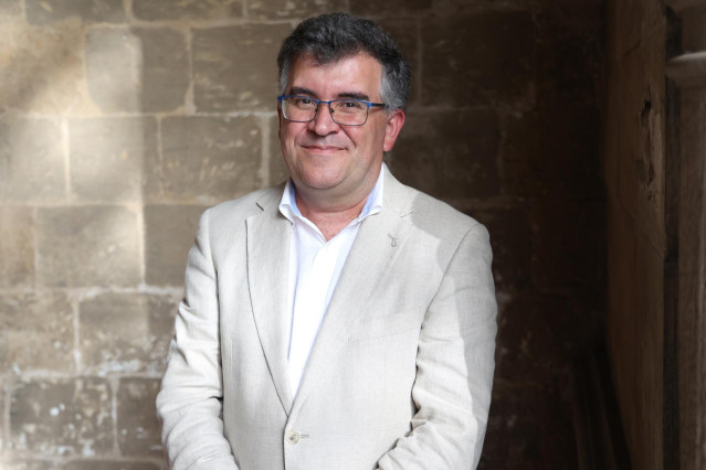 Archivo - El Conseller de Agricultura, Pesca i Medi Natural, Joan Simonet,
