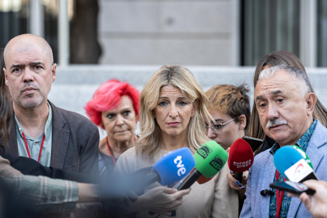 El secretario general de UGT, Pepe Álvarez (1d), atiende a medios a su saluda del Comité de Dirección y Ejecutivo de la Confederación Europea de Sindicatos (CES), en el Ministerio de Asuntos Exteriores, Unión Europea y Cooperación.