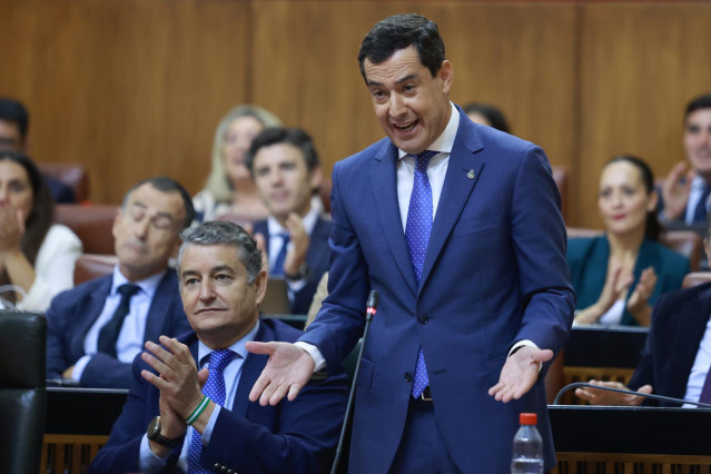 El presidente de la Junta de Andalucía, Juanma Moreno interviene la sesión de control al Gobierno a 28 de septiembre de 2023, en Sevilla (Andalucía, España). Sesión de Control al Gobierno con preguntas de los grupos parlamentarios al presidente de la Junt
