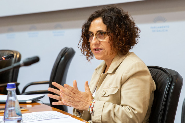 La secretaria xeral técnica da Consellería de Política Social e Xuventude, María Francisca Gómez, en comisión parlamentaria