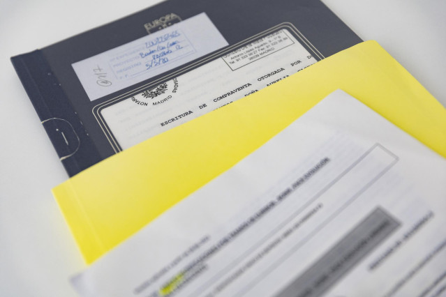 Archivo - Documentación para la firma de una hipoteca, a 15 de marzo de 2023, en Madrid (España). El Euríbor a 12 meses, el índice al que están referenciadas la mayoría de hipotecas variables en España, cayó ayer al 3,509% en su tasa diaria, si bien la ta