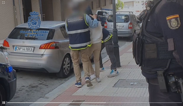 Momento en el que el detenido en Briviesca es trasladado por los agentes de la Policía Nacional.