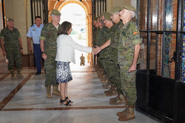 La ministra de Defensa, Margarita Robles, visita el Cuartel general de Fuerza Terrestre del Ejército de Tierra en Sevilla.