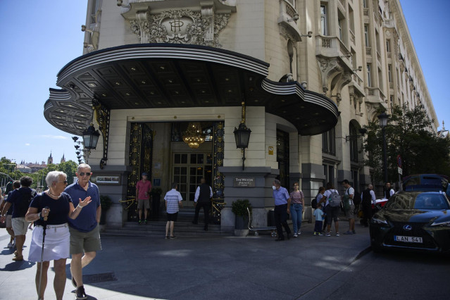 Archivo - Vista exterior y entrada del hotel de lujo Palace, desde 2006 'The Westin Palace, Madrid, a 26 de junio de 2022, en Madrid, (España).