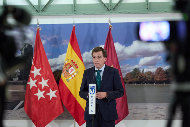 El alcalde de Madrid, José Luis Martínez-Almeida, durante una rueda de prensa posterior al pleno del Ayuntamiento, en el Palacio de Cibeles