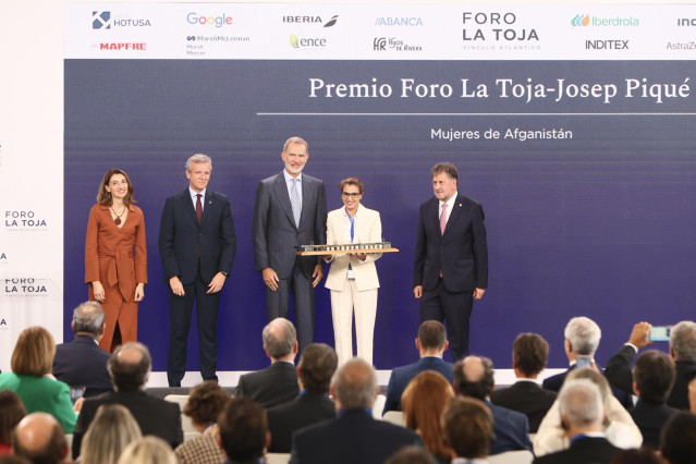 Ministra de Justicia en funciones, Pilar Llop; presidente de Xunta de Galicia, Alfonso Rueda; Rey Felipe VI; representante de Asociación de Mujeres Afganas en España, Sunita Nasir, y presidente del Grupo HOTUSA, Amancio López. V Foro La Toja.