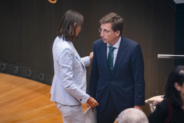 La portavoz del Grupo Municipal Socialista en el Ayuntamiento de Madrid, Reyes Maroto, y el alcalde de Madrid, José Luis Martínez-Almeida, durante el Pleno del Ayuntamiento de Madrid, en el Palacio de Cibeles, a 28 de septiembre de 2023