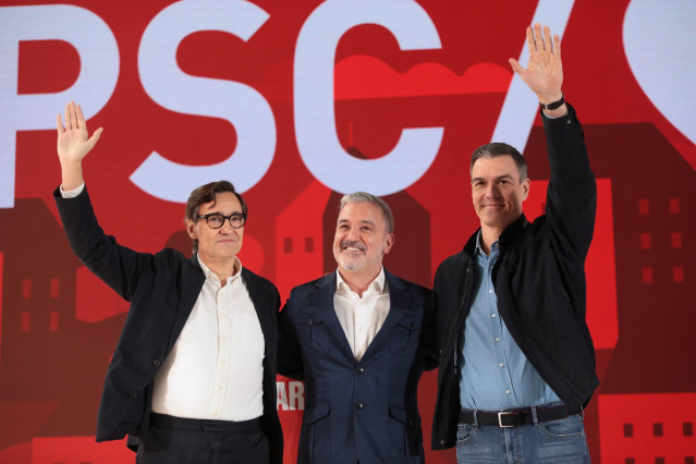 Archivo - (I-D) El líder del PSC, Salvador Illa; el secretario general del PSOE y presidente del Gobierno, Pedro Sánchez; y el candidato socialista a la alcaldía de Barcelona Jaume Collboni;