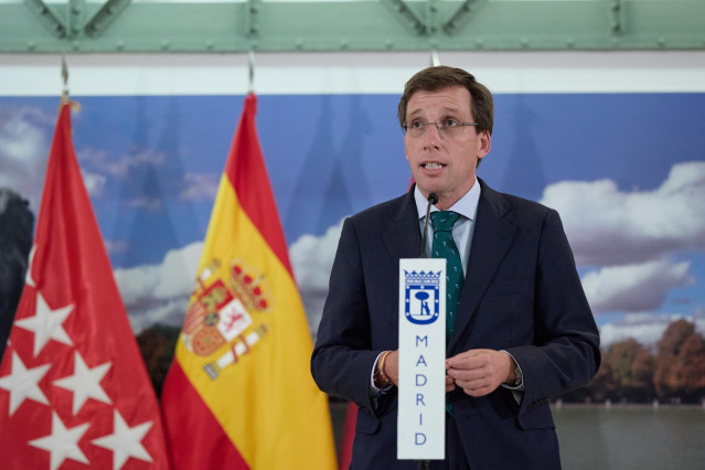 El alcalde de Madrid, José Luis Martínez-Almeida, durante una rueda de prensa posterior al pleno del Ayuntamiento, en el Palacio de Cibeles, a 28 de septiembre de 2023, en Madrid (España).