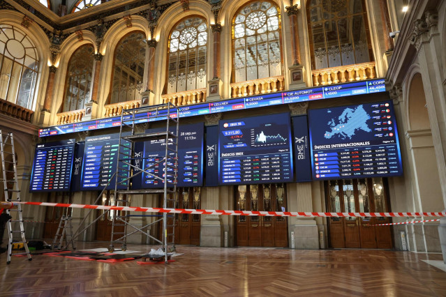 Una cinta de prohibido el paso en el Palacio de la Bolsa, en Madrid (España).