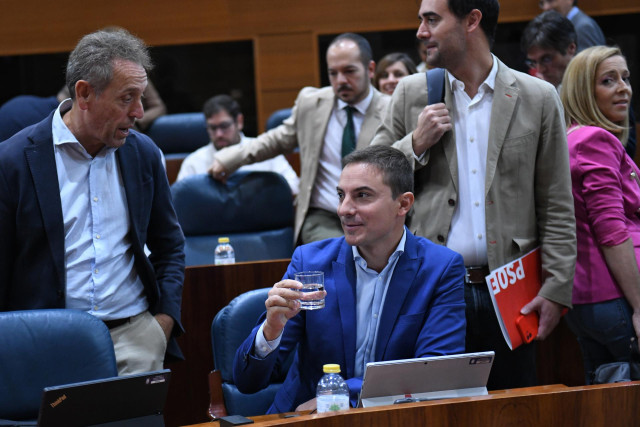 El portavoz del PSOE en la Asamblea de Madrid, Juan Lobato, durante una sesión plenaria en la asamblea madrileña,  a 21 de septiembre de 2023, en Madrid (España). La amnistía a independentistas catalanes que exige Junts para apoyar una investidura del líd