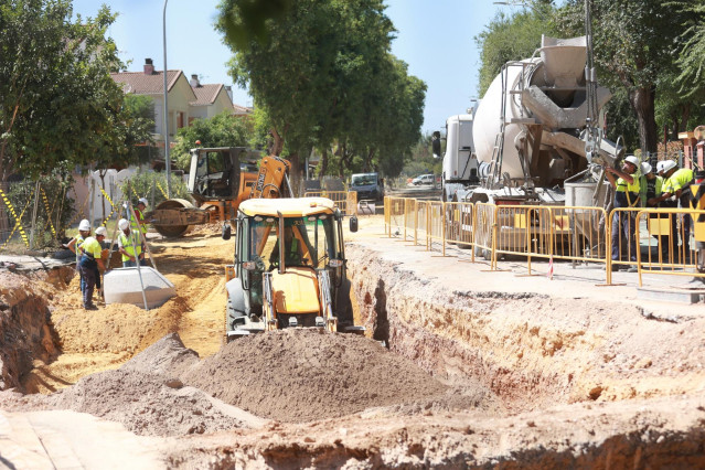 Trabajadores de la construcción en una obra al aire libre