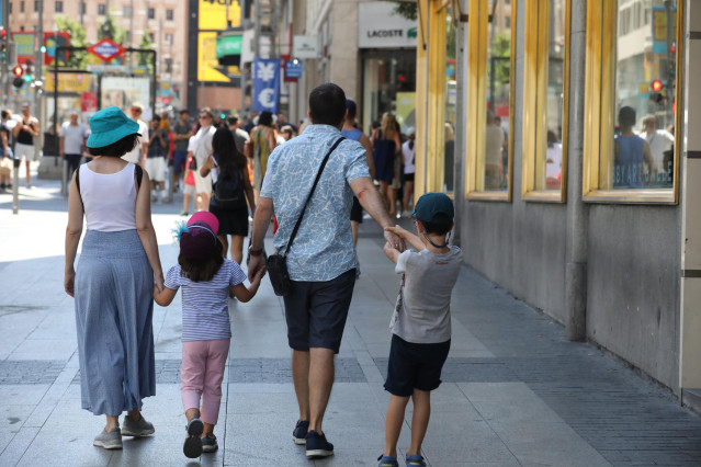 Archivo - Una familia paseando por Madrid