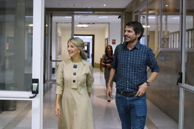 La vicepresidenta segunda y ministra de Trabajo y Economía Social en funciones, y líder de Sumar, Yolanda Díaz, y el portavoz de Sumar, Ernest Urtasun, llegan al Congreso de los Diputados, a 28 de septiembre de 2023, en Madrid (España).