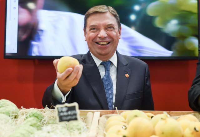 Archivo - El ministro de Agricultura y Pesca, Luis Planas, sostiene una pìeza de fruta en su visita a la Feria Internacional de Frutas y Verduras, ‘Fruit Attraction’, en la Feria de Madrid,