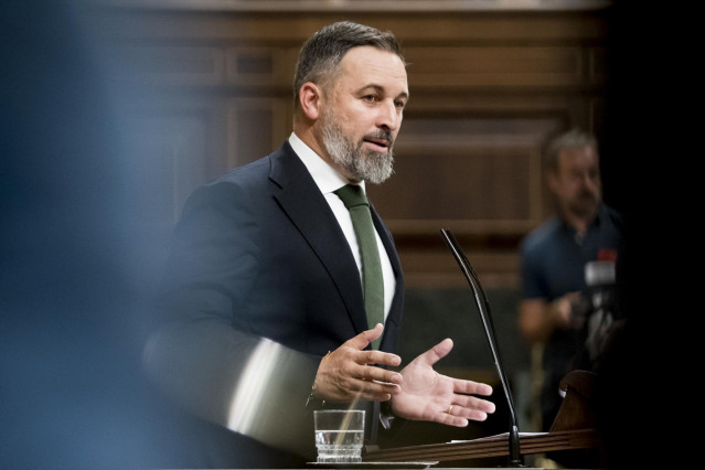 El líder de VOX, Santiago Abascal, interviene durante la primera sesión del debate de investidura del líder del PP, en el Congreso de los Diputados.