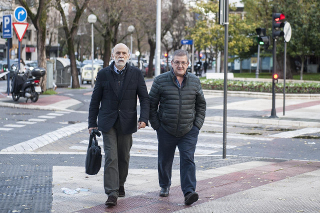 Archivo - El ex dirigente nacionalista, Aitor Telleria (dech), junto a su abogado