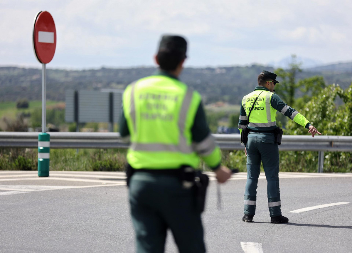 Archivo - Dos agentes de la Guardia Civil en un control de tráfico