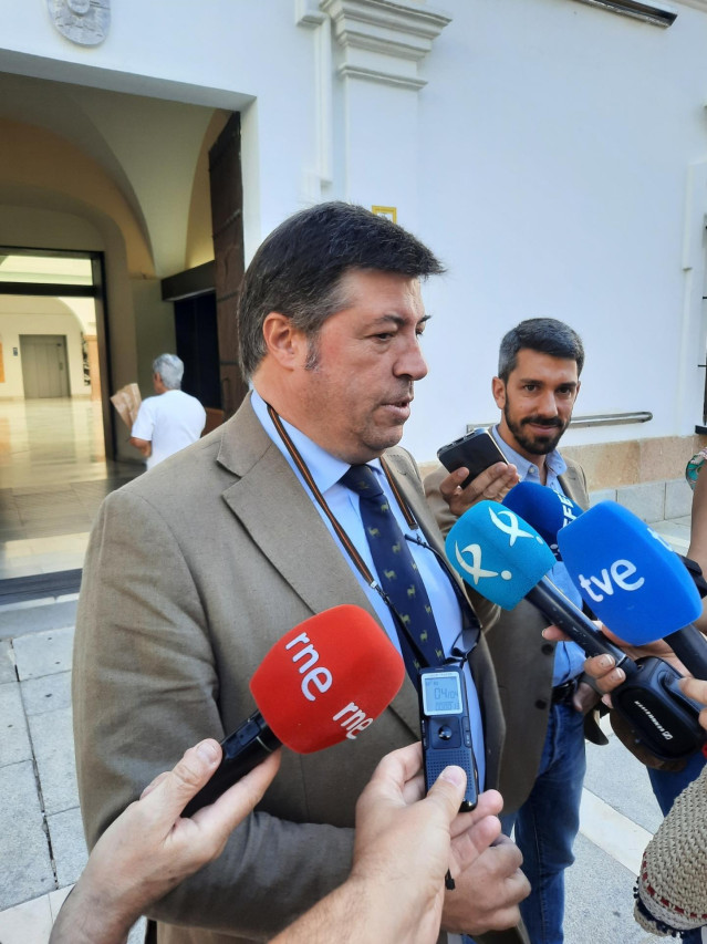 El diputado de Vox en la Asamblea de Extremadura Javier Bravo Arrobas en declaraciones a los medios