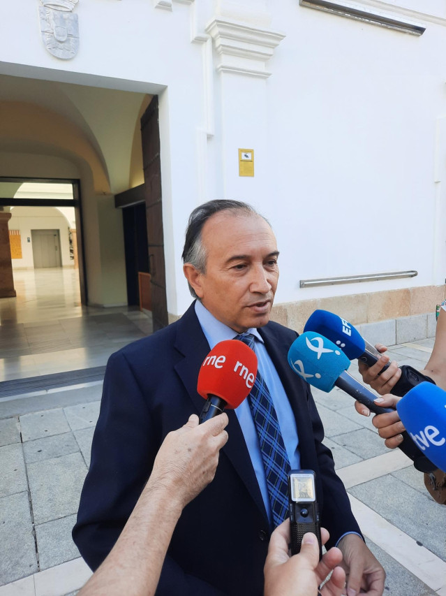 El diputado del PP Laureano León en declaraciones a los medios de comunicación en la Asamblea
