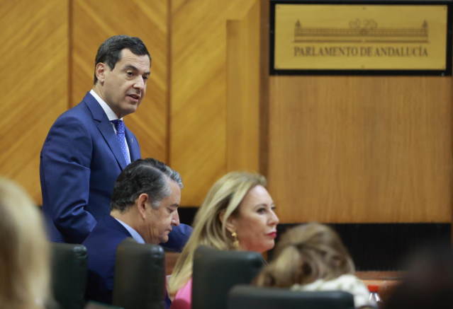 El presidente de la Junta de Andalucía, Juanma Moreno, en una foto de archivo en el Pleno del Parlamento de Andalucía.