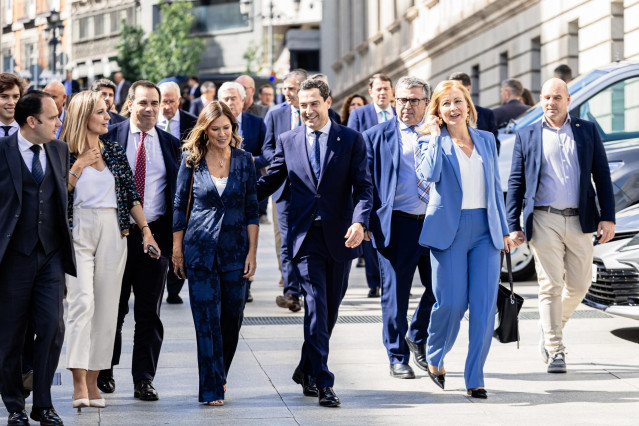 El presidente de la Junta de Andalucía, Juanma Moreno, en una imagen de 26 de septiembre a su llegada a la primera sesión del debate de investidura de Alberto Núñez Feijóo.
