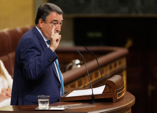 El portavoz del PNV en el Congreso, Aitor Esteban,drigiéndose a Núñez Feijóo en la investidura