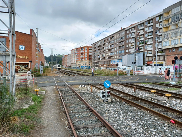 Archivo - Vías de Torrelavega. Paso a nivel