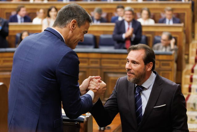 El presidente del Gobierno en funciones, Pedro Sánchez, saluda al diputado Óscar Puente en el Congreso de los Diputados