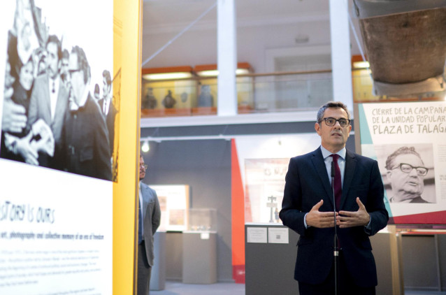 El ministro de la Presidencia en funciones, Félix Bolaños, visita la exposición 'La historia es nuestra: Salvador Allende y la Unidad Popular a través de la loza de Talagante', en el Museo Nacional de Antropología